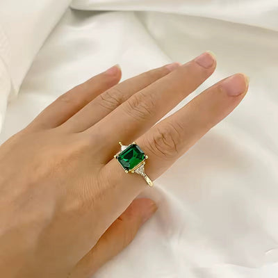 Luck - Green Zircon Ring in Gold