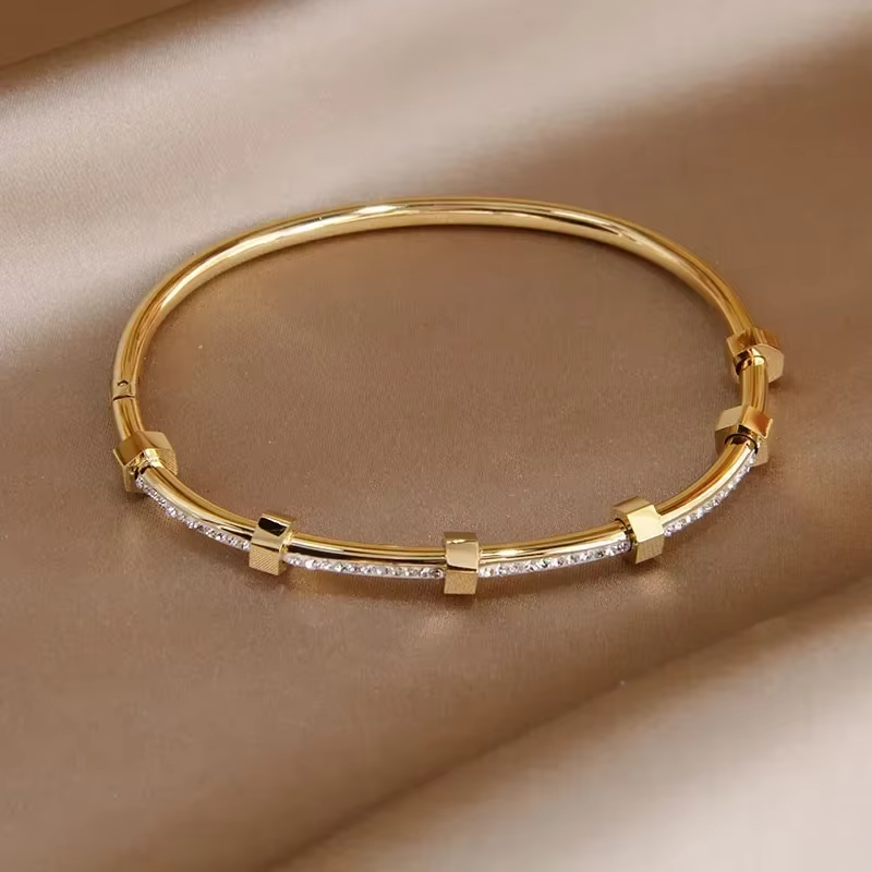 Lys Golden Bracelet