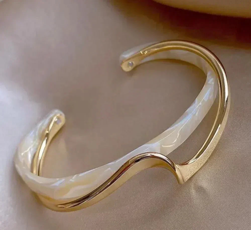 Elegant gold bracelet with white opal